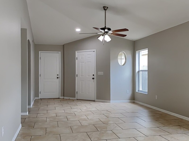 Building Photo - 430 Maple Pointe Dr