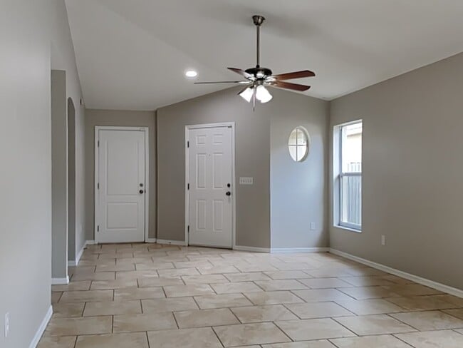 Building Photo - 430 Maple Pointe Dr