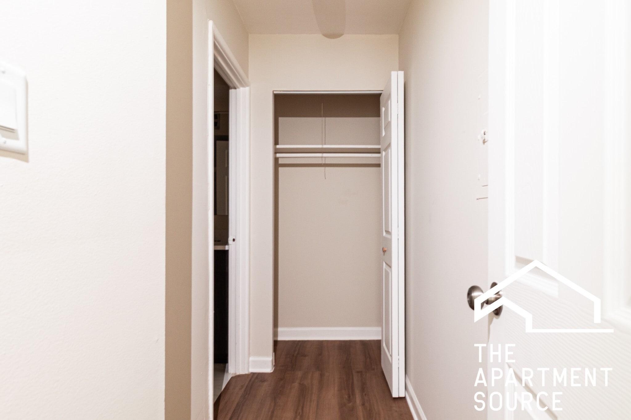 Building Photo - 5917 N Kenmore Ave