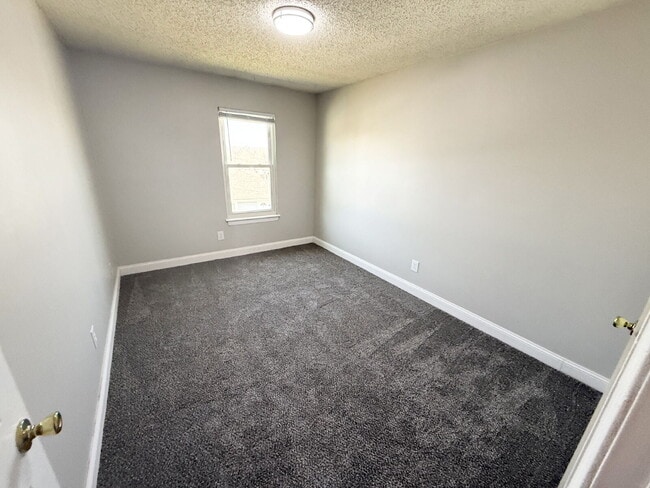 Building Photo - 2 Bedroom/1 Bath Unit w/ An Attached Garage *READY NOW*