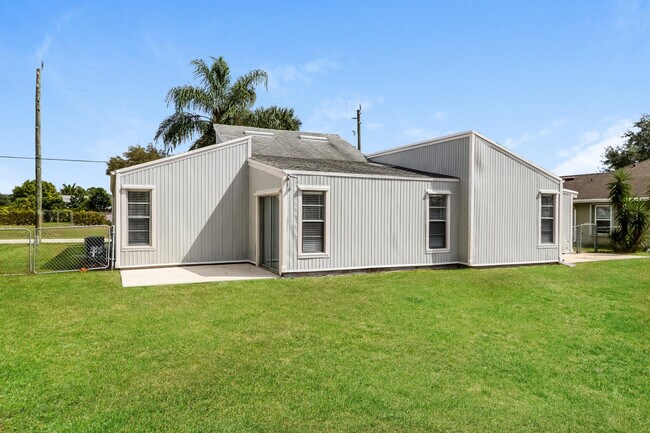 Building Photo - 2574 SW Monterrey Ln