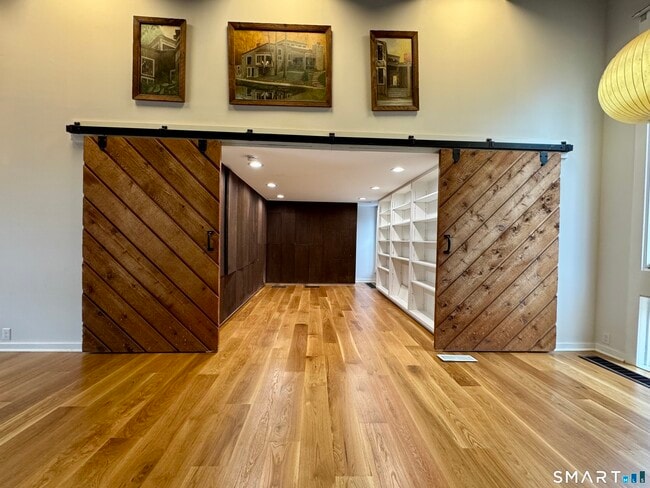 Building Photo - 860 Oakwood Rd