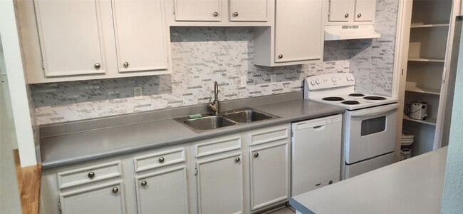 Building Photo - 11550 Chimney Rock Rd