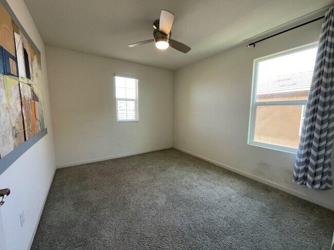 Building Photo - Gorgeous 4 Bed Located in Great Gated Community