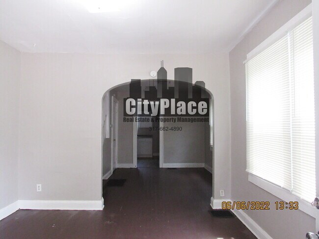 Building Photo - *Move in Special* 925 N Gladstone Ave. Ind...
