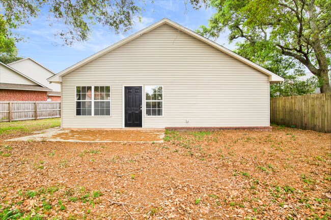 Building Photo - 3 Bedroom Scenic Heights Home