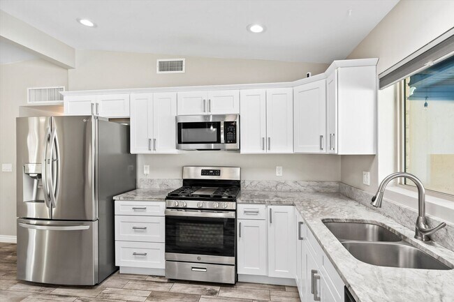 Building Photo - Charming home located in Indian Ridge Esta...