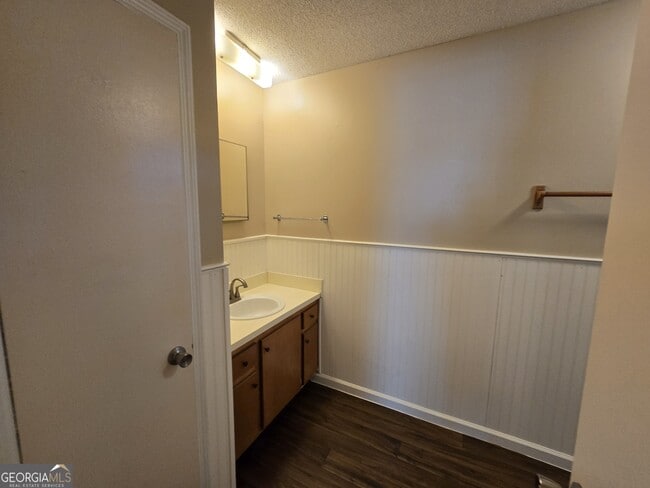 Building Photo - 403 E Lawnwood Ave