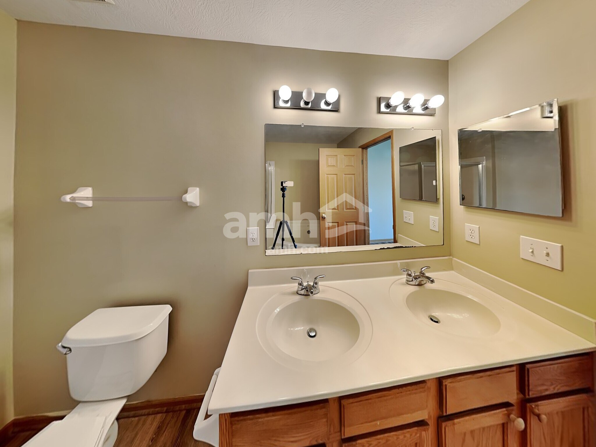 Building Photo - 5864 Westbank Dr