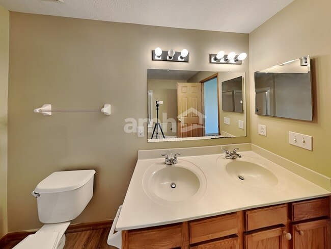 Building Photo - 5864 Westbank Dr
