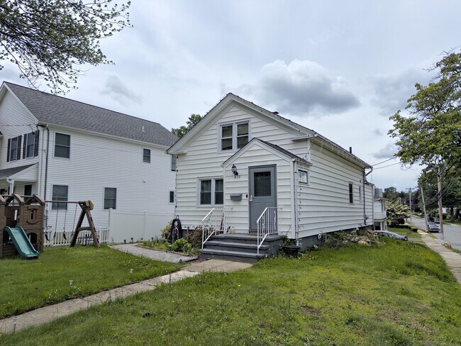 Building Photo - 497 Wayne St