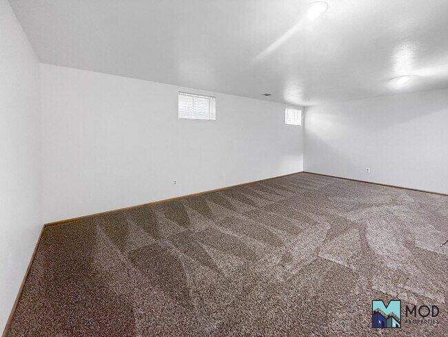 Building Photo - $0 DEPOSIT OPTION. CHARMING BRICK RANCH WITH FINISHED BASEMENT ON LARGE CORNER LOT NEAR DOWNTOWN ...