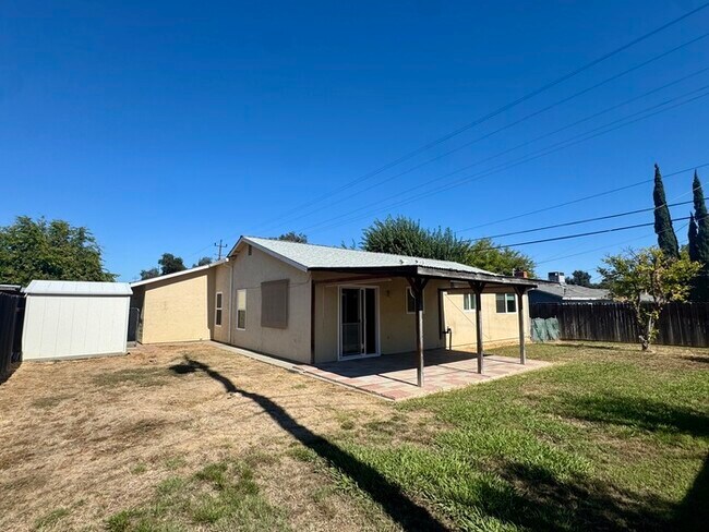 Building Photo - Beautiful 3 bedroom 2 bathroom single story!