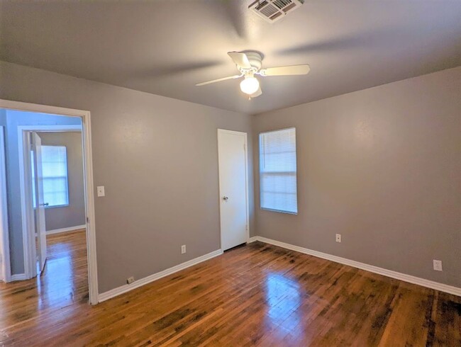 Building Photo - 2 Bed 1 Bath Plus Bonus Living/Office Cott...