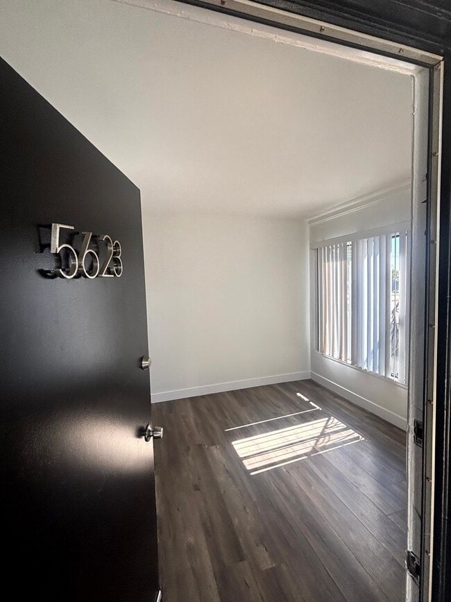 Interior Photo - 5623-5633 Venice Blvd