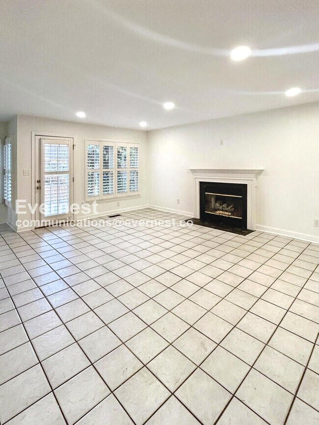 Building Photo - 3501 Shaker Dr