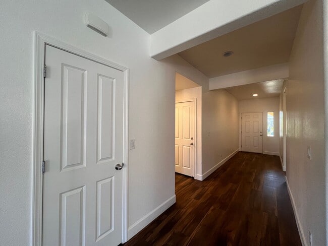 Building Photo - Luxurious 4 bedroom 3 bath family home in ...