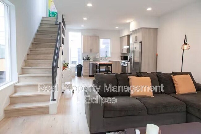 Building Photo - 8819 Midvale Ave N