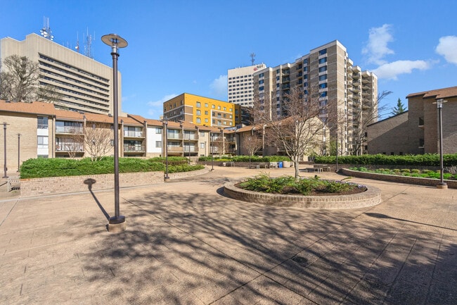 Building Photo - 102 Monroe St