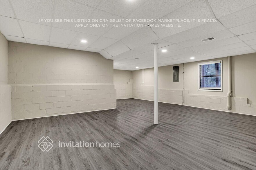 Building Photo - 4040 Maxanne Dr NW