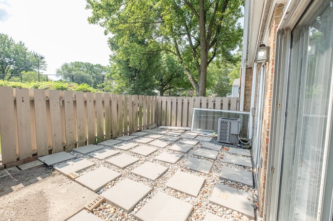 Building Photo - 8283 Sobax Dr