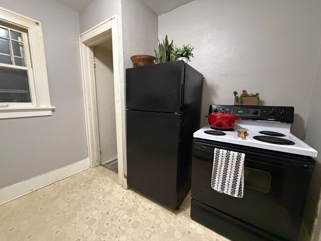 Building Photo - 2 bed, 1 bath home for rent in Waterloo