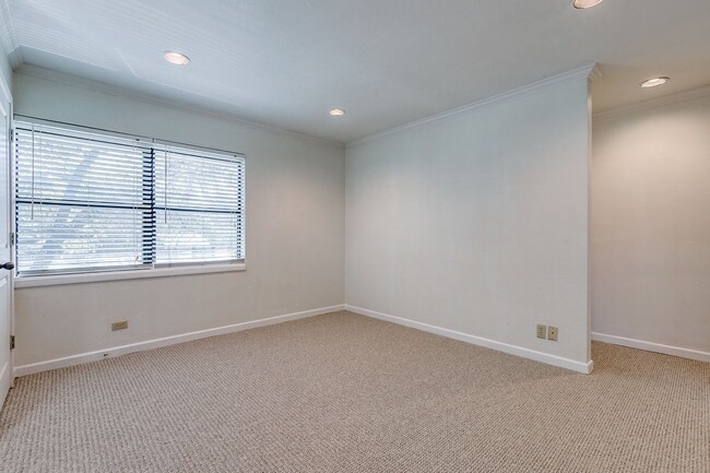 Building Photo - 1 BEDROOM BOUTIQUE APARTMENT