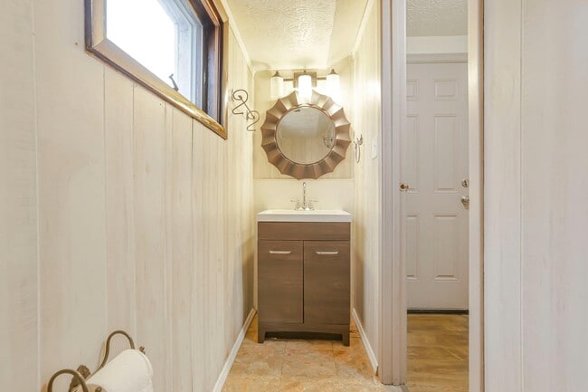 Building Photo - 2543 Stonington Ave