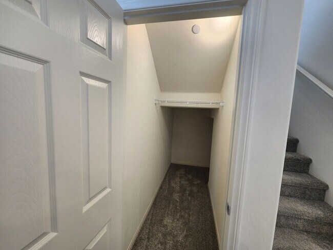Building Photo - WOW Four Bedroom in North Summerlin!