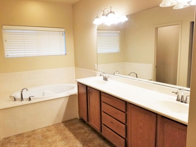 Building Photo - Beautiful, Pet Friendly, Multi-level, 2110 sqft, Luxury Townhouse w/A/C! 3 Bed, 2.5 Bath, + Loft ...