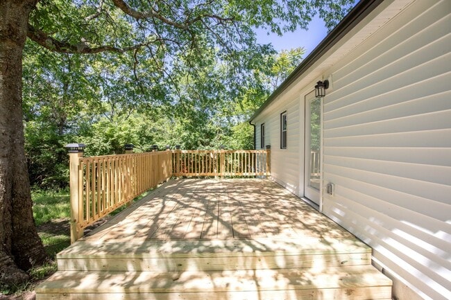 Building Photo - 2 Bedroom Madison Cutie