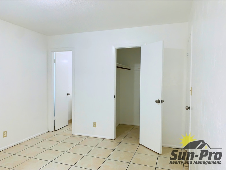 Building Photo - 1965 Nelson Ave