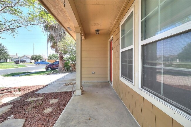 Building Photo - 2110 Encino Dr