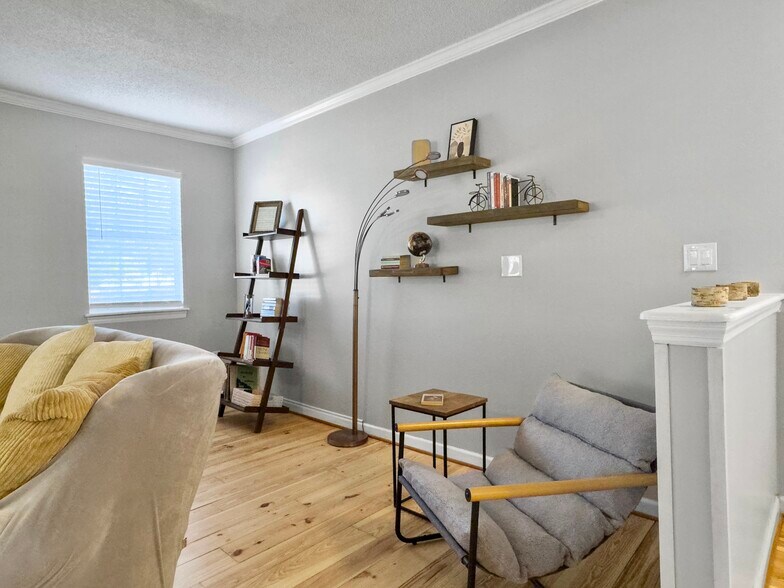 reading area / living room - 7900 Elderberry Cir