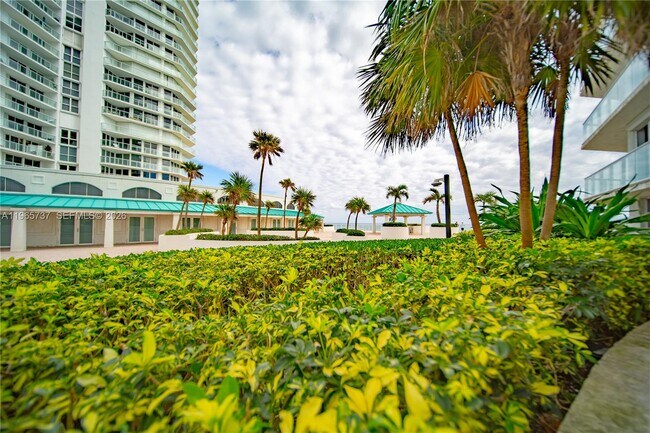 Building Photo - 16445 Collins Ave