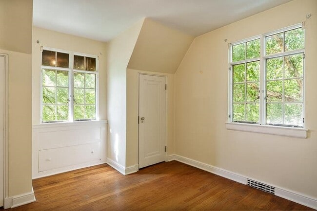 Building Photo - 618 S Harvey Ave
