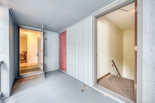 Building Photo - 10 Deepwood Dr