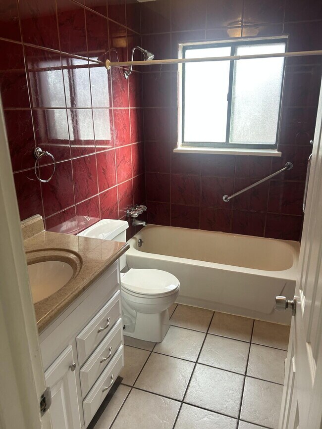 Building Photo - Available NOW! Cosy duplex in Potter Highlands!