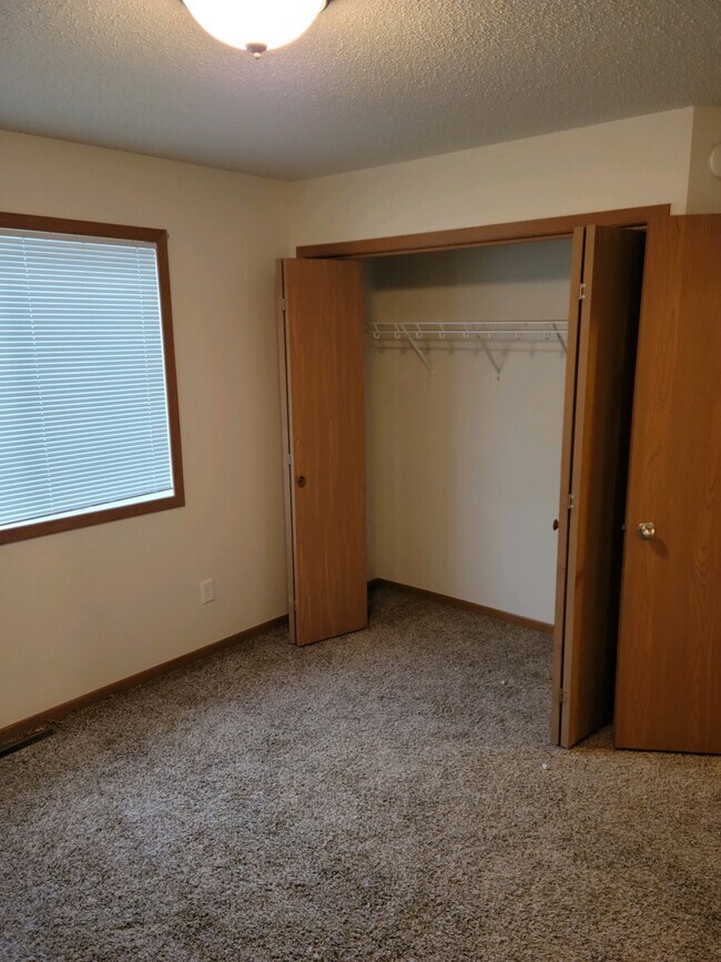 Building Photo - 4241 Estate Dr S