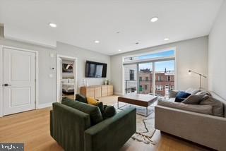 Building Photo - 700 Moyer St