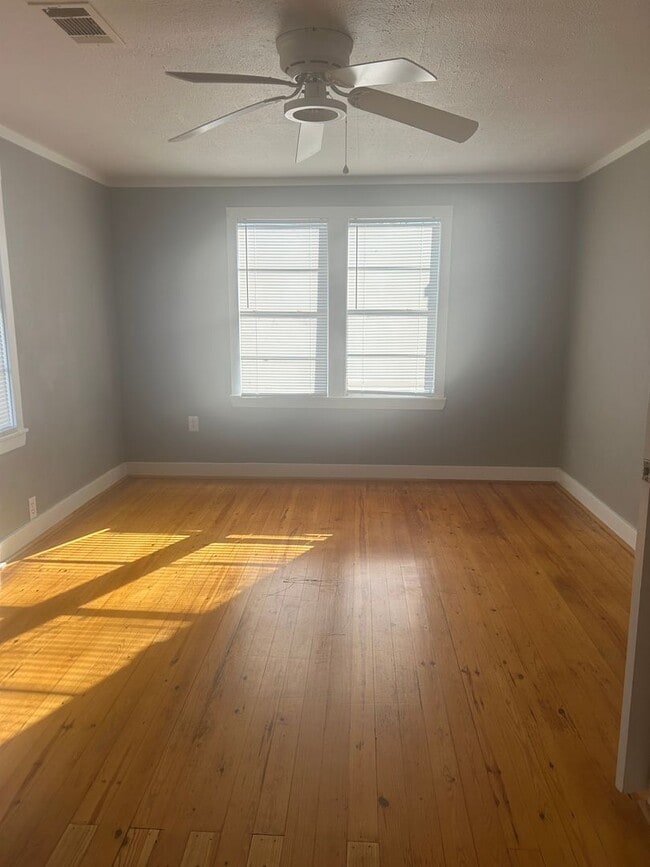 Building Photo - 1009 W 47th St