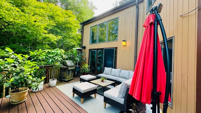 Building Photo - 96 Old Pascack Rd