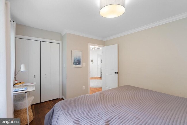 Building Photo - 5837 River Dr