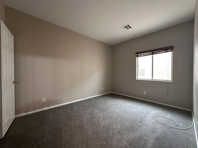 Building Photo - Spacious single story home w/3 beds, 2 bath, den, 2 car garage, near everything.