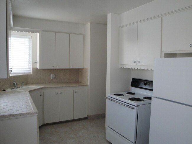 Building Photo - 3 Bedroom Home Near Sugarhouse!