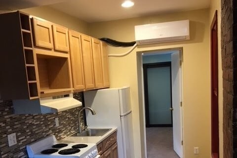 Galley kitchen - 658 W Forest Ave