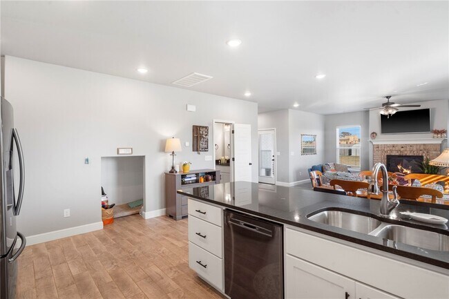 Building Photo - 102 Manfield Ave