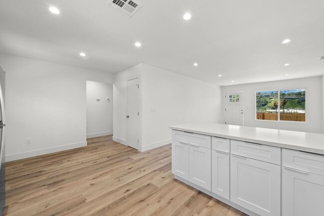 Building Photo - 2718 Oceanside Blvd