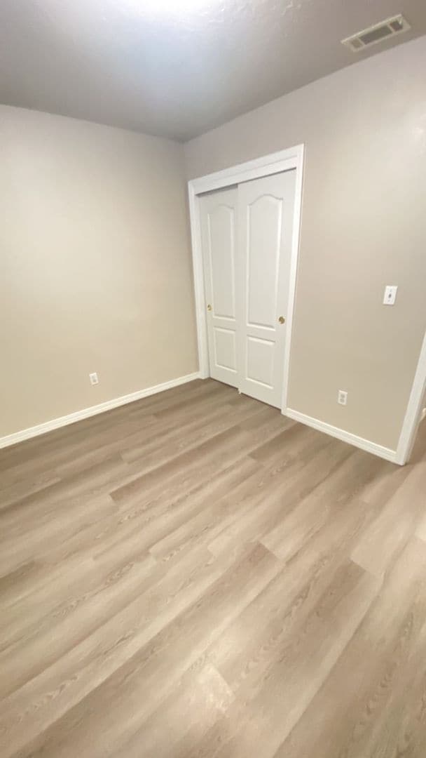 Building Photo - Super Cute Home!