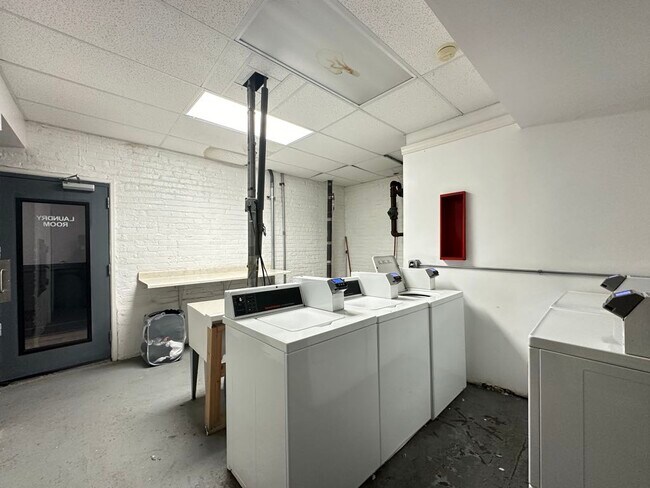 Building Photo - 4551 N Damen Ave